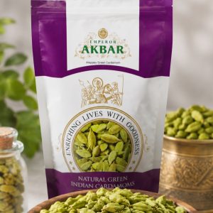 بستهبندی هل سبز هندی اکبر به همراه دانههای هل تازه و معطر، مناسب برای چای، دمنوش، شیرینی و سوغات با کیفیت ممتاز